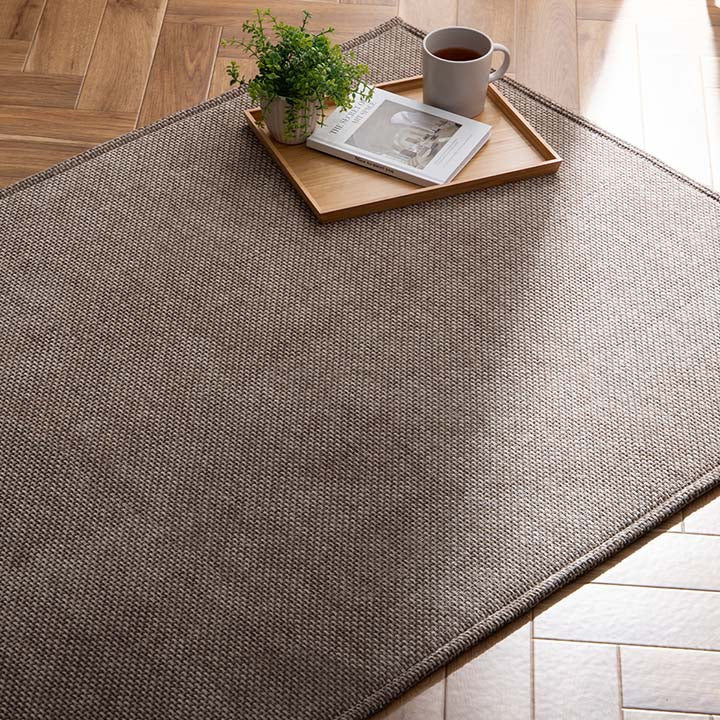 シェニール織で繊細な凹凸を表現したしなやかな手触りのラグ