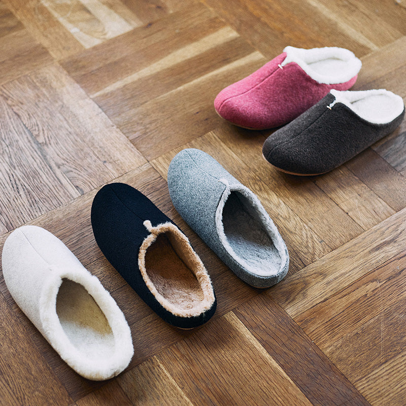 柔らかなカラーとボアで寒い日に素足でも履ける room&