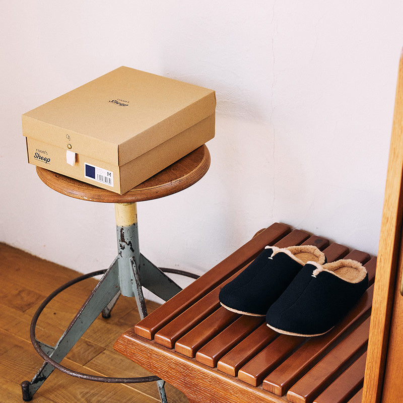 柔らかなカラーとボアで寒い日に素足でも履ける room&