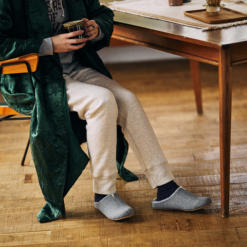 柔らかなカラーとボアで寒い日に素足でも履ける room&