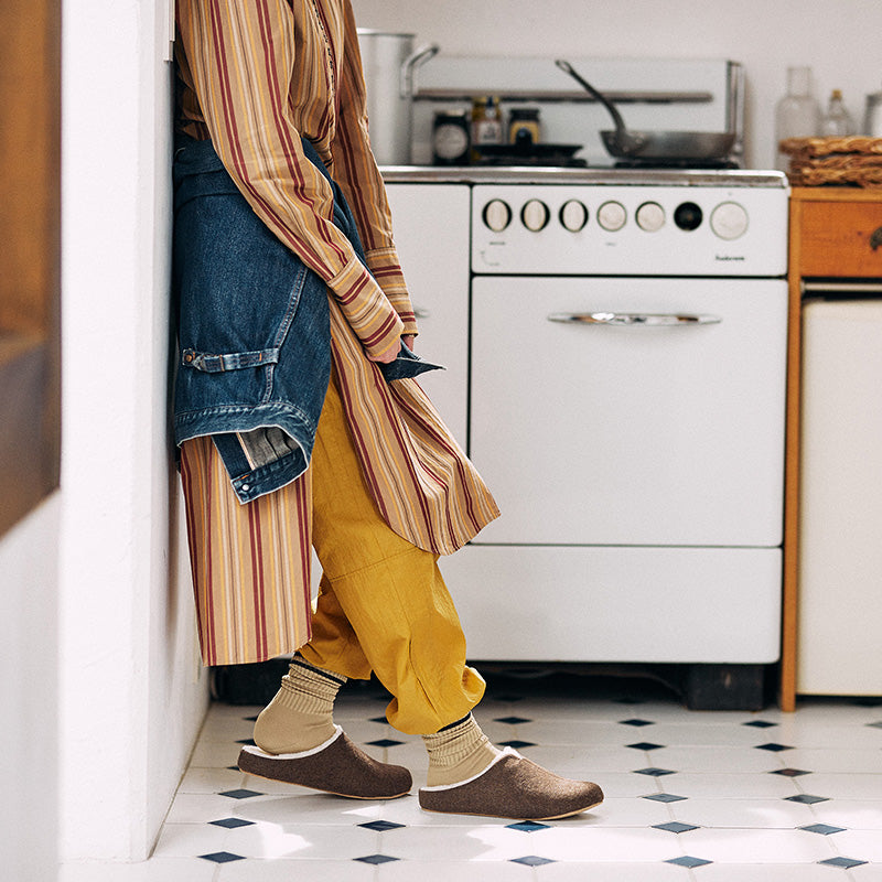 柔らかなカラーとボアで寒い日に素足でも履ける room&