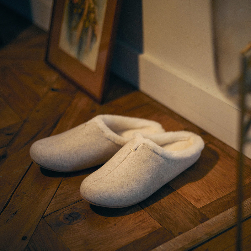 柔らかなカラーとボアで寒い日に素足でも履ける room&