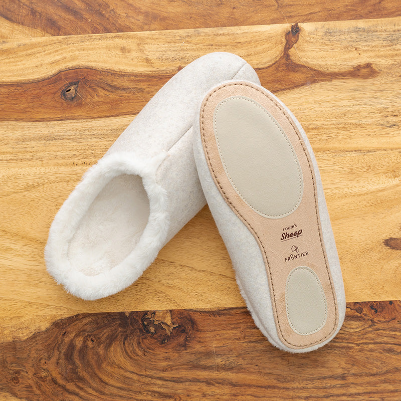 柔らかなカラーとボアで寒い日に素足でも履ける room&