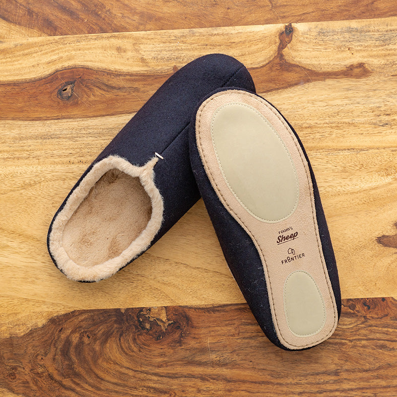 柔らかなカラーとボアで寒い日に素足でも履ける room&