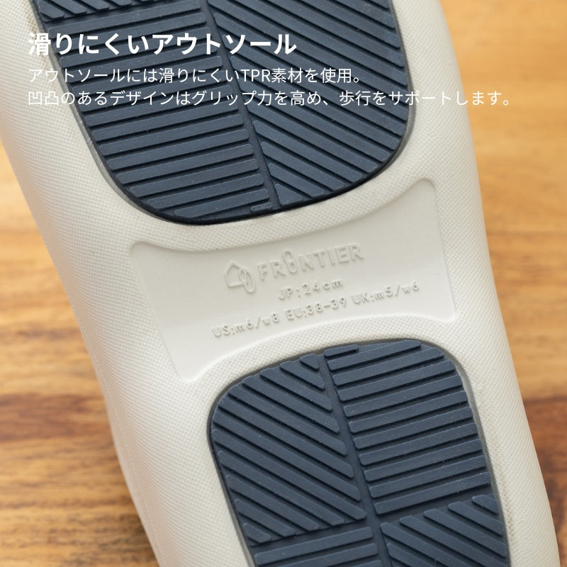 屋内外で使えるサンダル オフィスでも履けるシンプルデザイン