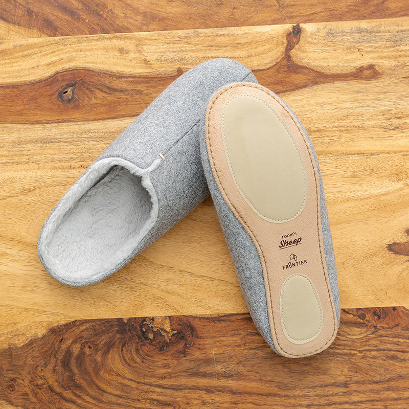 柔らかなカラーとボアで寒い日に素足でも履ける room&