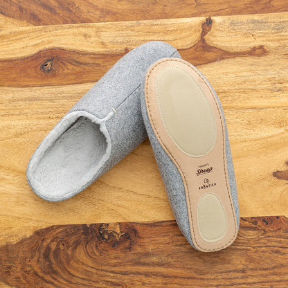 柔らかなカラーとボアで寒い日に素足でも履ける room&